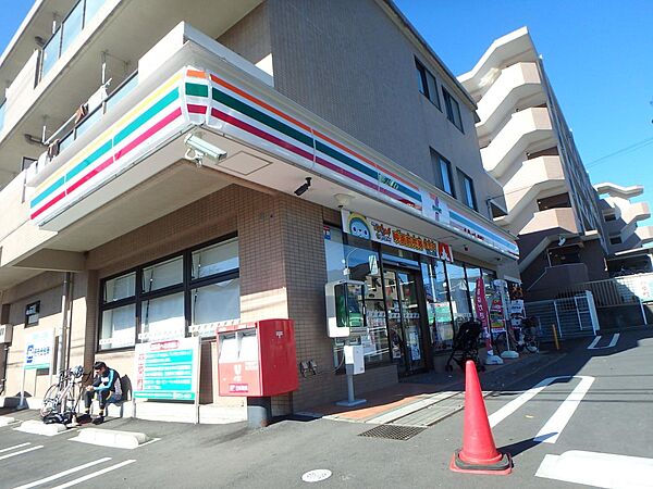 セブンイレブン横浜阿久和西店　500m　なんでも揃うコンビニが近くにあると便利ですね。