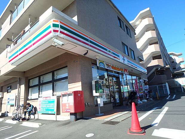 セブンイレブン横浜阿久和西店　500m　なんでも揃うコンビニが近くにあると便利ですね。 