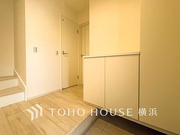 上質感漂う玄関と廊下。居住者の帰り、訪れる方を優しく迎えてくれます。