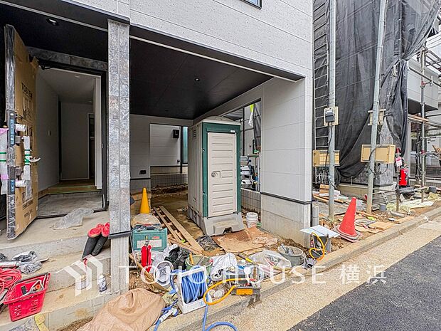 デザイン性の高いエントランスは、住む方のプライドを満たすクオリティ。（2026年4月撮影）