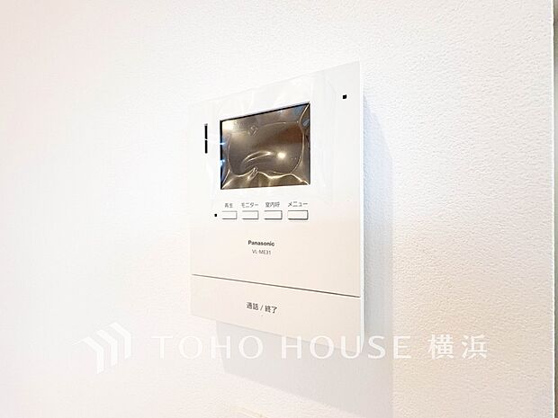 誰が来てもわかる様にモニター付きインターホンを設置。快適と安らぎを合わせた優しい設計。