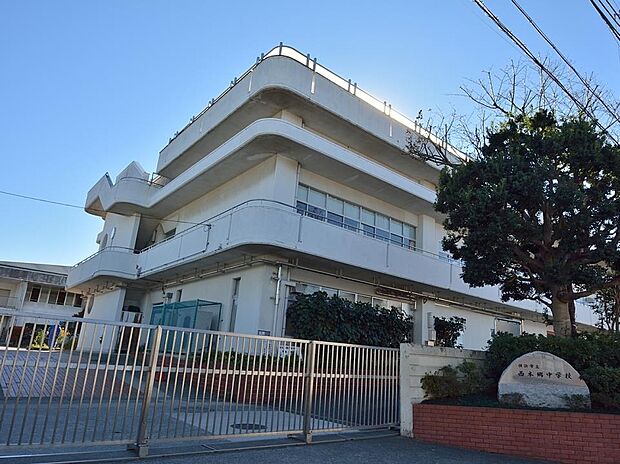 横浜市立西本郷中学校 450m 徒歩6分。部活などで帰りが遅くなっても安心の距離です。