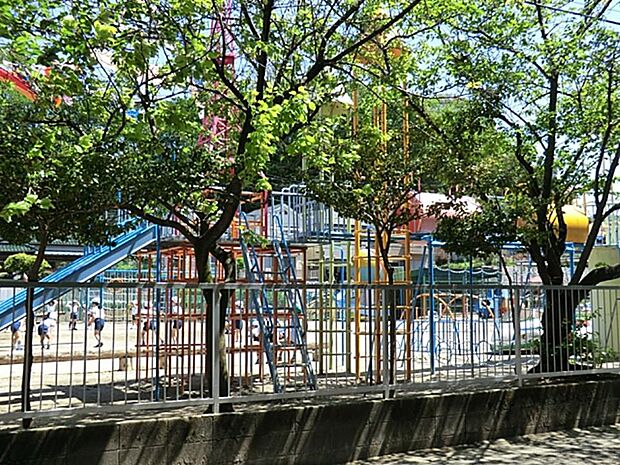 飯島東幼稚園　1100m　園内には広い園庭と大型のアスレチックや室内プール等がある幼稚園でです。 