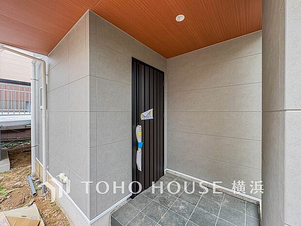 お住まいの顔となる玄関。住まう方のプライドを満たすクオリティを備えています。 