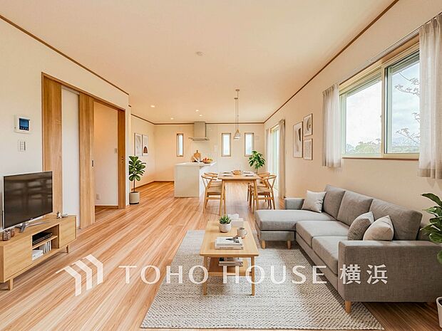 ゆったり寛げる広々リビング。※生成AIによるイメージです。家具・小物は販売価格に含まれません。