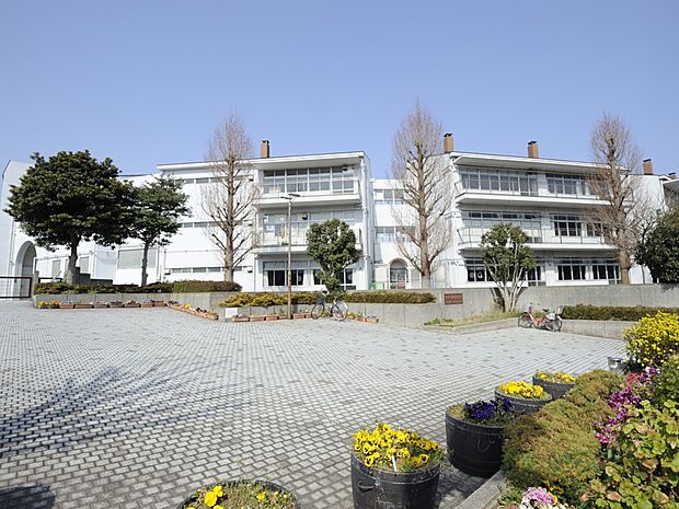 横浜市立本牧中学校 1100m 徒歩14分。部活などで帰りが遅くなっても安心の距離です。