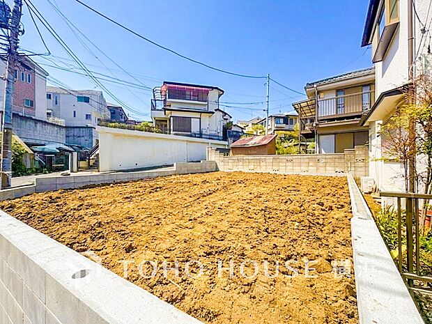 暖かな陽光と爽やかな風がハーモニーを奏でる上質な空間を愉しむ暮らし。（2026年4月撮影）