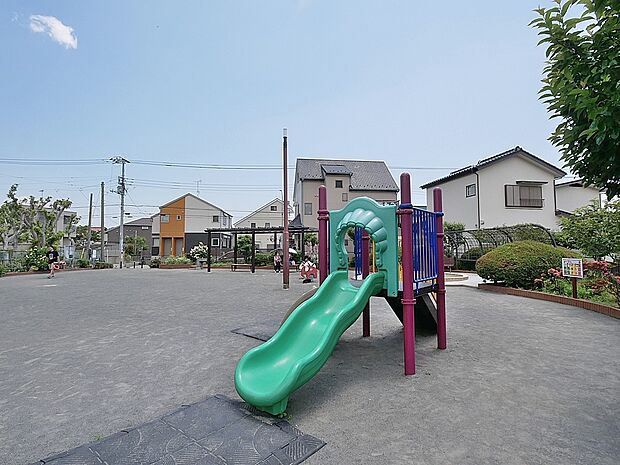 森五丁目公園　100m　広い広場は子供達がのびのびと走り回っても余裕があります。キャッチボールも気兼ねなくできそう。 