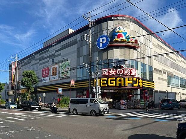 MEGAドン・キホーテ 東名川崎店 1000m 日用品や雑貨、お酒などを揃える総合ディスカウントストア。品質にこだわったプライベートブランドも。