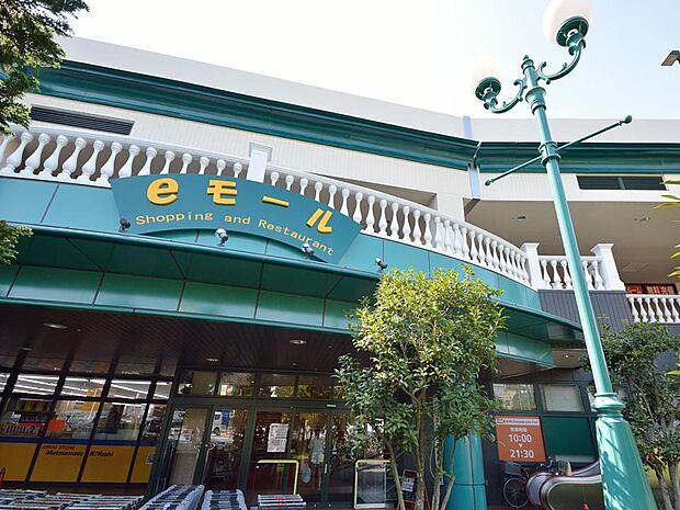 eモール 1700m 「サイゼリア」や「味ん味ん」などの飲食店が入るモール。OKストアや100円ショップもあり便利です。