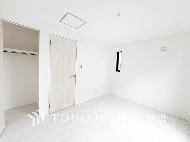 一日の疲れをいやしてくれる寝室。時を忘れて過ごす場所として過ごせるお部屋。