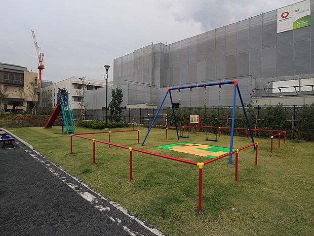 下野谷町三丁目公園　500m　お子様が元気に走り回れる広々とした広場のある見通しの良い公園です。 