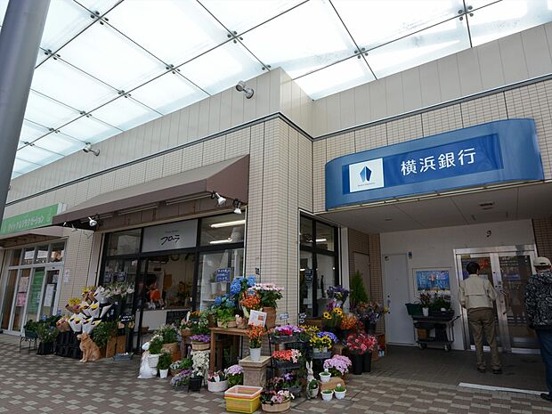 スマイルストリート瀬谷　400m　コーヒーショップや100円ショップなどが入った瀬谷駅北口にあるテナントビル。 