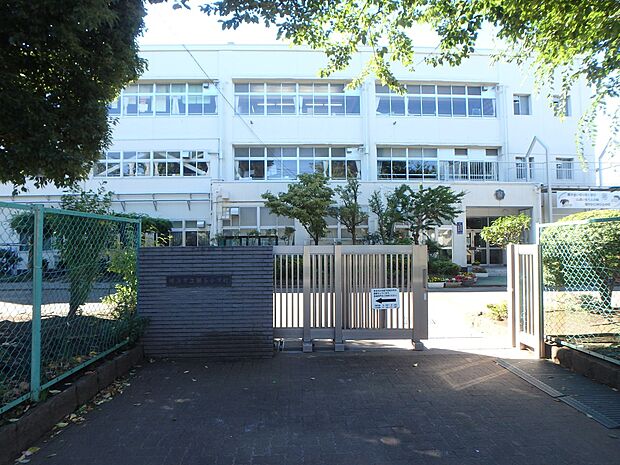 横浜市立瀬谷小学校　600m　徒歩8分。小学校が近いのは子育てファミリーにもおすすめのポイント。 