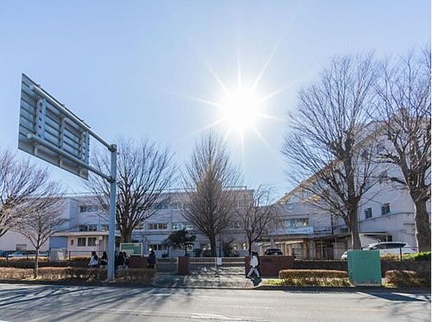 横浜市立瀬谷中学校　800m　徒歩11分。部活などで帰りが遅くなっても安心の距離です。 