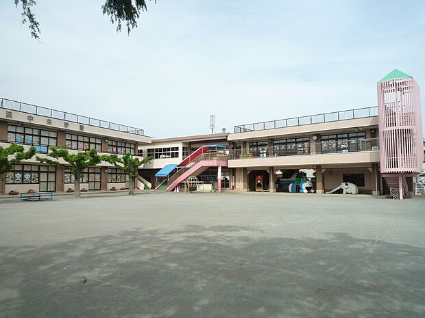 ゆたか幼稚園　650m　3500？の広大な敷地で、思いっきり身体を動かせます。月・水・木曜日は全園児給食です。 