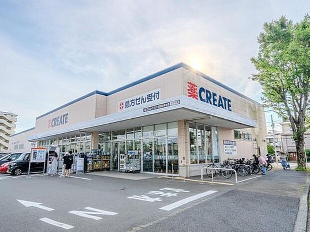 クリエイトエス・ディー新瀬谷南台店 650m お薬や日用品はもちろん、冷蔵食品・冷凍食品・野菜・酒などをお手ごろ価格で取り揃える頼もしいお店。