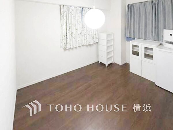 一日の疲れをいやしてくれる寝室。時を忘れて過ごす場所として過ごせるお部屋。