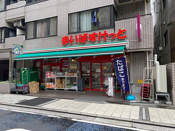 まいばすけっと横浜青木町店　80m　食品、雑貨等、生活に必要なものをコンパクトに手に入れることができるスーパー。