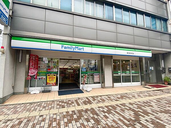 ファミリーマート横浜青木町店　230m　オリジナルブランド商品やホットスナック・コーヒーも人気です。