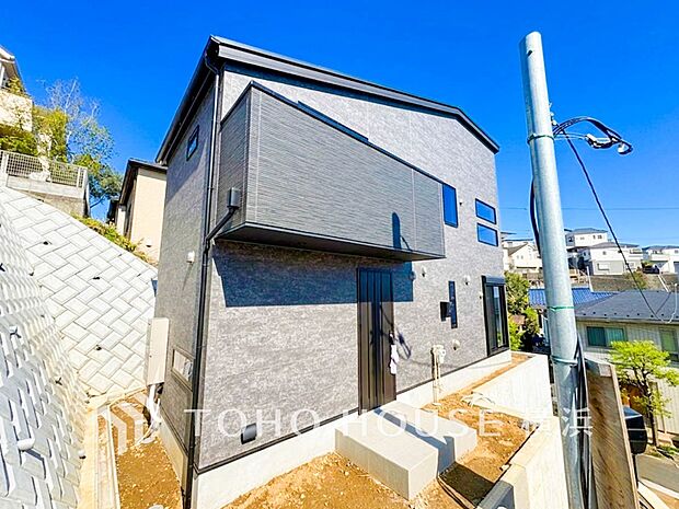 爽やかな青空の下に贅沢なほどに降り注ぐ陽光、豊かな居住性と、クオリティが見事に調和した住空間。