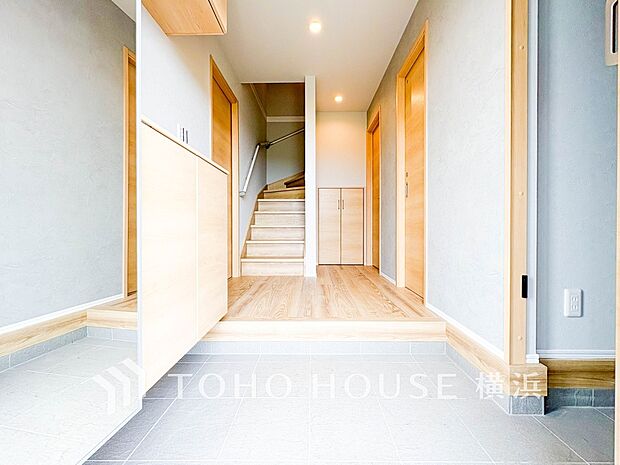 上質感漂う玄関と廊下。居住者の帰り、訪れる方を優しく迎えてくれます。