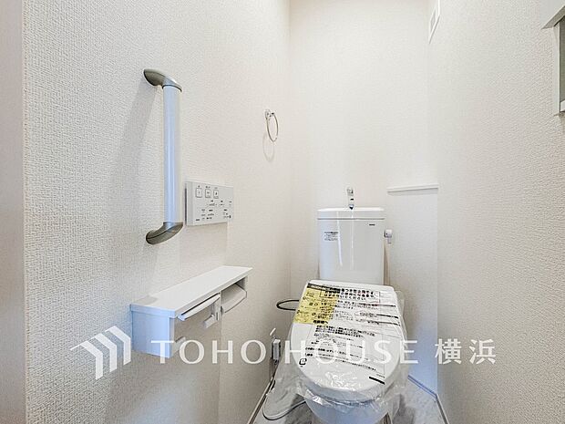 換気と明るさに配慮した、清潔感溢れるトイレ。落ち着いた空間で安らぎのひとときをお過ごしいただけます。
