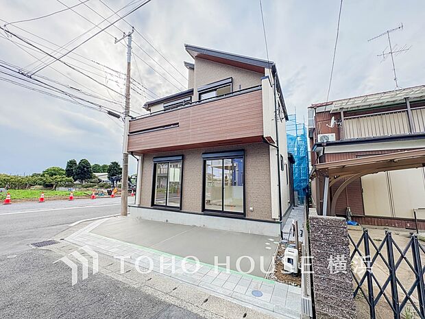 爽やかな青空の下に贅沢なほどに降り注ぐ陽光、豊かな居住性と、クオリティが見事に調和した住空間。