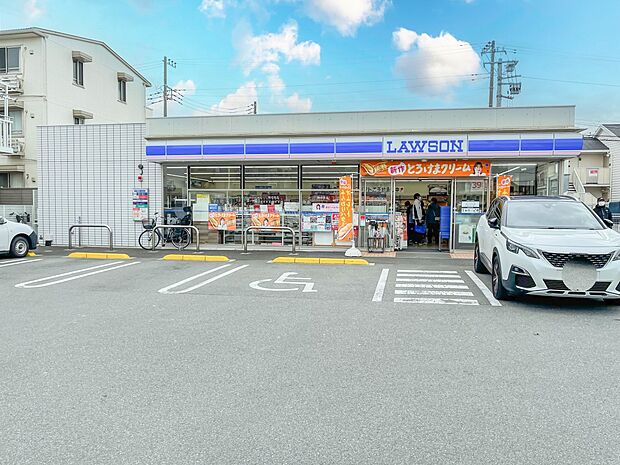 ローソン泉中田西一丁目店 900m 24時間営業。近くにあるとちょっとした買い物にも便利ですね。