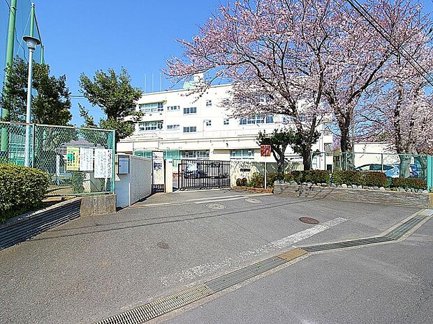 横浜市立中田中学校 450m 徒歩6分。部活などで帰りが遅くなっても安心の距離です。