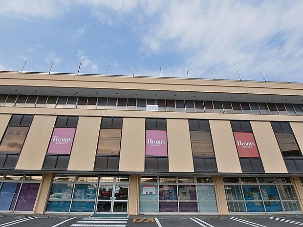 ルームズ大正堂戸塚店 1300m オリジナル家具をはじめソファやベッドなど多種多彩な家具を展示しています。