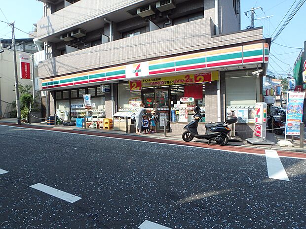 セブンイレブン横浜南太田店　750m　近くにあるとちょっとした買い物にも便利ですね。 