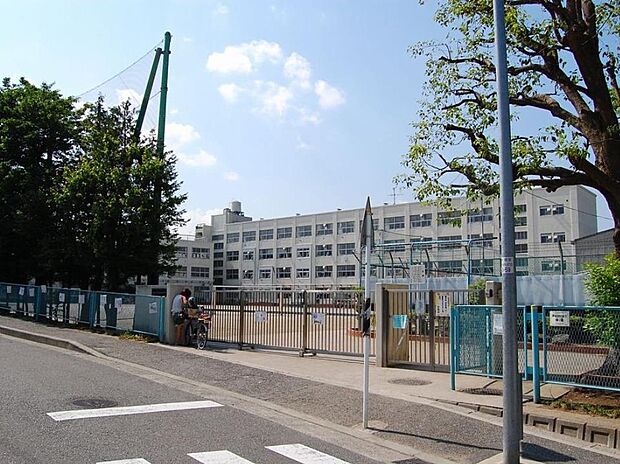 横浜市立すみれが丘小学校 250m 徒歩4分。小学校が近いのは子育てファミリーにもおすすめのポイント。