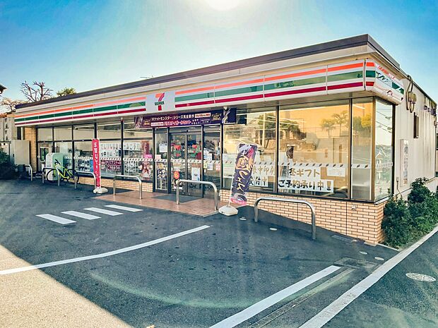 セブンイレブン横浜すみれが丘店 300m オリジナルブランド商品やホットスナック・コーヒーも人気です。