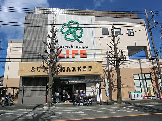 ライフ有馬五丁目店 550m 午前9時~午後9時まで営業のスーパー。毎日の食卓を彩る食料品から日用品まで取り揃えています。