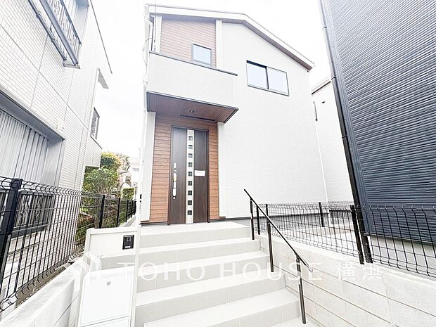 お住まいの顔となる玄関。住まう方のプライドを満たすクオリティを備えています。 