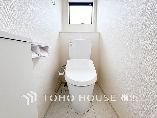 換気と明るさに配慮した、清潔感溢れるトイレ。落ち着いた空間で安らぎのひとときをお過ごしいただけます。