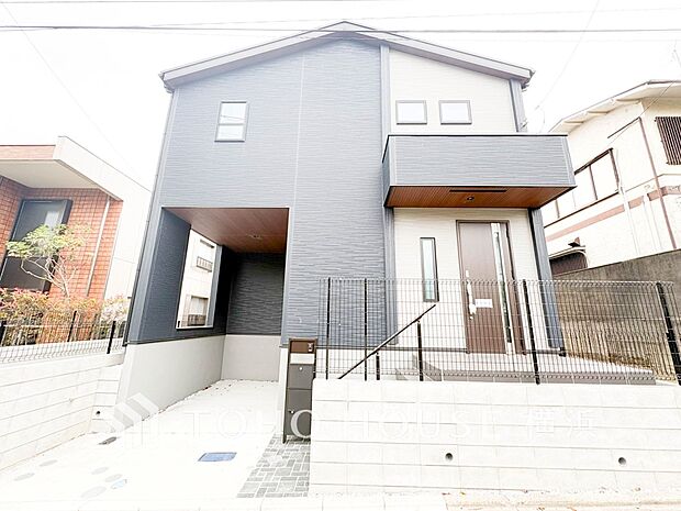 お住まいの顔となる玄関。住まう方のプライドを満たすクオリティを備えています。 