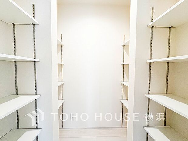 パントリーには缶詰や調味料などの食品類、かさばるペーパーやラップ類をまとめて収納できます。