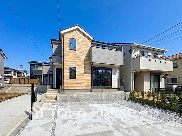 住む人を映し出す洗練された佇まいは、いつまでも輝き続けながらいつしか街の風景に溶け込んでいきます。
