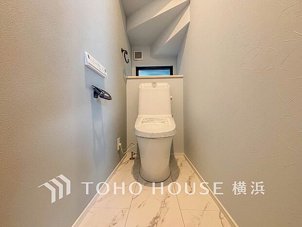清潔感溢れるトイレ。落ち着いた空間で安らぎのひとときをお過ごしいただけます。
