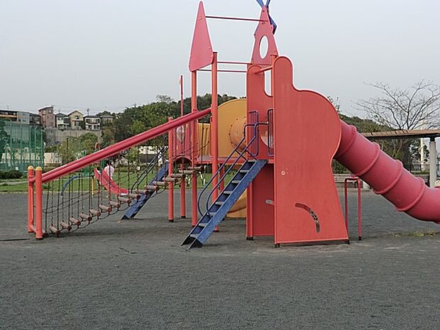 佐江戸おちあい公園 750m 見晴らしの良い公園。ソフトボールやサッカーなどの球技ができる多目的広場もあります(要予約)。