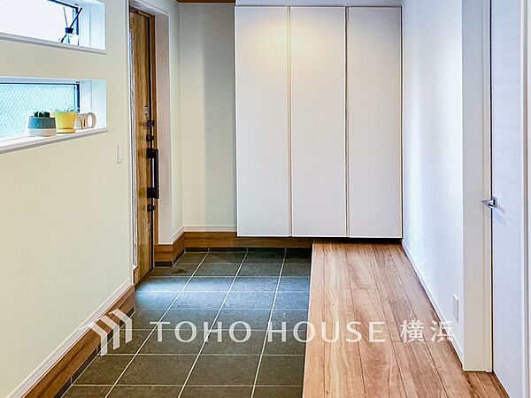 上質感漂う玄関。居住者の帰り、訪れる方を優しく迎えてくれます。