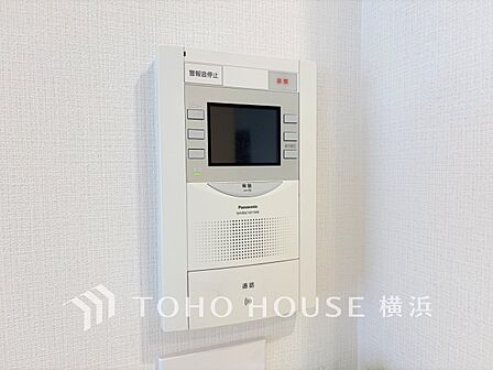 誰が来てもわかる様にモニター付きインターホンを設置。快適と安らぎを合わせた優しい設計。