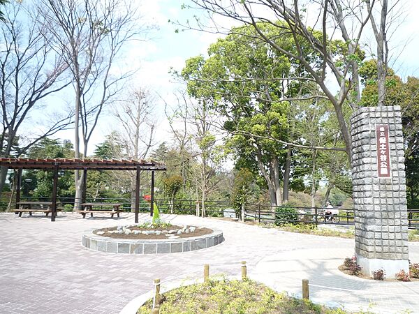 県立保土ケ谷公園　1900m　スタンド付の野球場、サッカー場、ラグビー場、テニスコートなど運動施設が整っている公園。