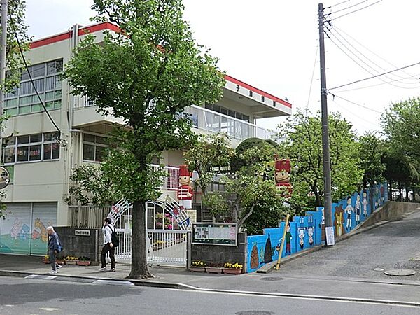 竹の子幼稚園　550m　直接体験を大切に動と静のバランスのとれた保育、自然環境とふれあいを大切にした保育を行っています。