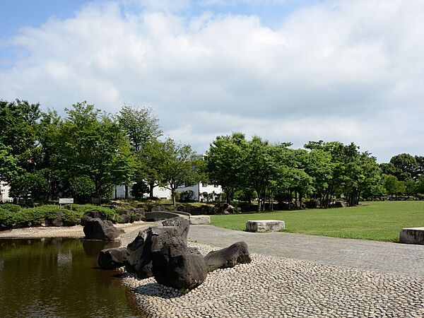 日野中央公園　500m　開放的な芝生広場を中心に、子ども達に人気の池、野球場やテニスコートなどの運動施設があります。