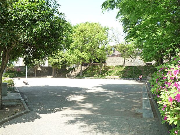 下永谷東公園　50m　下永谷小学校隣接。緑に囲まれたホッとできる木陰の多い公園。お子様の遊具も豊富です。 
