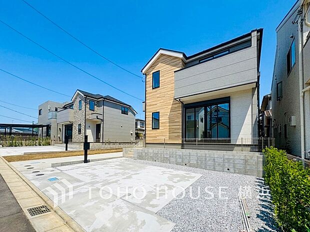 住む人を映し出す洗練された佇まいは、いつまでも輝き続けながらいつしか街の風景に溶け込んでいきます。