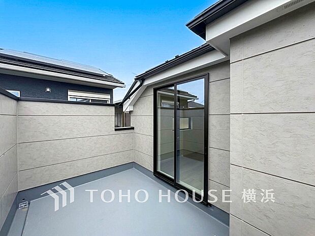 心地よい陽射しや暖かな風を楽しむことが出来るバルコニー。